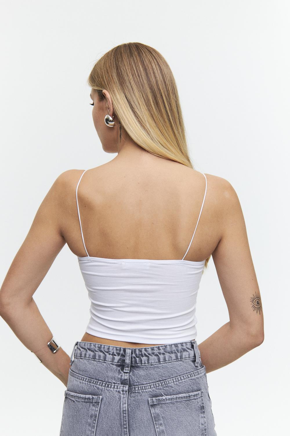 Weißes bauchfreies Top mit Seilträgerdetail